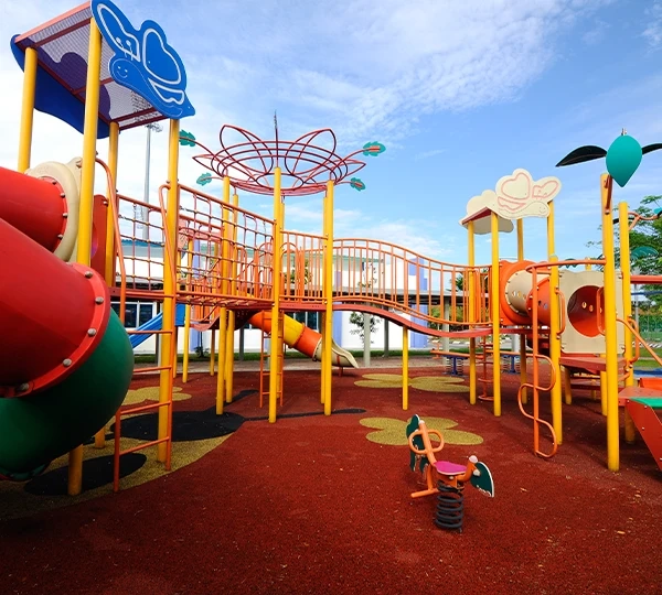 Детская игровая площадка в жилом районе